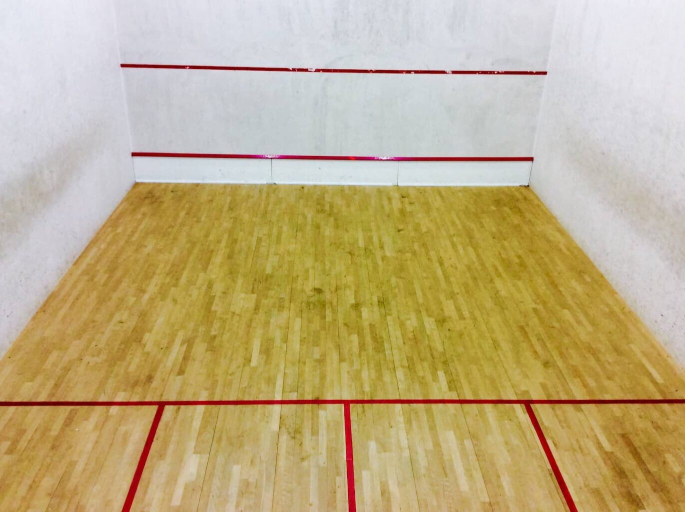 An image of an Empty squash or racquetball court.